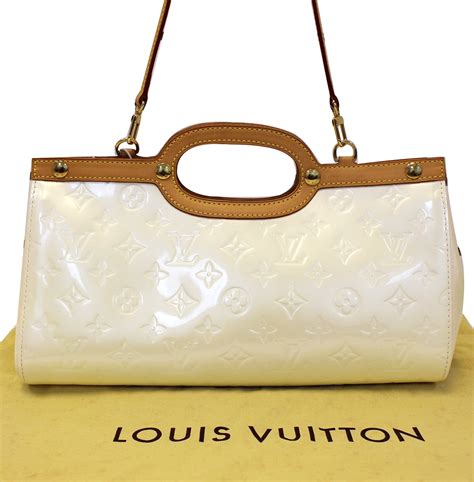 louis vuitton cream shoulder bag.